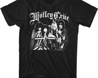 Puede incluir: Camiseta negra con una impresión blanca de la banda "Motley Crue" y una foto en blanco y negro de los miembros de la banda.