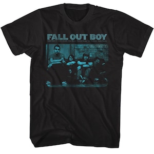 Peut inclure: T-shirt noir avec un graphique bleu du groupe Fall Out Boy. Le graphique représente les membres du groupe et le texte "Take This To Your Grave" et "Infinity on High".