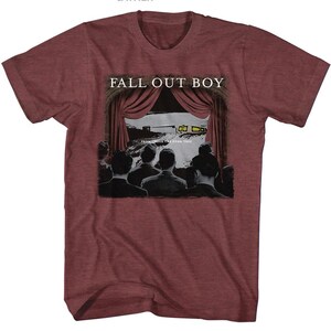 Könnte beinhalten: Ein maroonfarbenes T-Shirt mit einem Aufdruck eines Bühnenvorhangs mit dem Namen der Band Fall Out Boy darüber. Die Bühne zeigt eine Szene aus dem Album "From Under the Cork Tree".