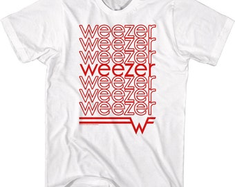 Puede incluir: Camiseta blanca con un gráfico rojo del nombre de la banda Weezer repetido varias veces. El gráfico también incluye el logotipo de la banda, una 'W' estilizada.