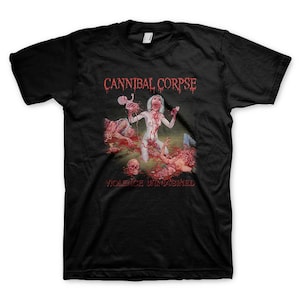 Può includere: Maglietta nera con una grafica di una donna con il viso insanguinato e un bambino in mano. Il testo "Cannibal Corpse" e "Violence Unimagined" è stampato sulla maglietta.