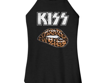 Könnte beinhalten: Schwarzes Tanktop mit einem weißen "KISS"-Logo und einem braunen und orangefarbenen Leoparden-Lippenmuster.