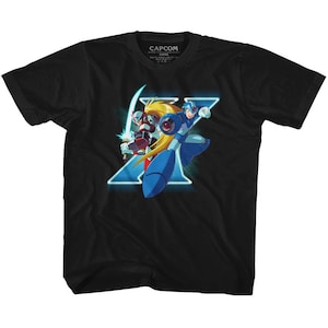 Puede incluir: Camiseta negra con un gráfico de Mega Man X y Zero de la serie de videojuegos. El gráfico está en un esquema de color azul, rojo y amarillo. El texto "CAPCOM" está impreso en la etiqueta.