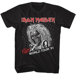 Puede incluir: Camiseta negra con un gráfico blanco de Eddie, la mascota de la banda Iron Maiden. El gráfico incluye el nombre de la banda y el texto "Killer World Tour '81".