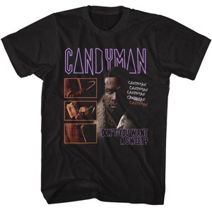Puede incluir: Camiseta negra con un gráfico del personaje de Candyman de la película de terror. El gráfico presenta la cara del personaje y el texto "Candyman" repetido varias veces. El texto "Don't you want a sweet?" también está incluido en el gráfico.