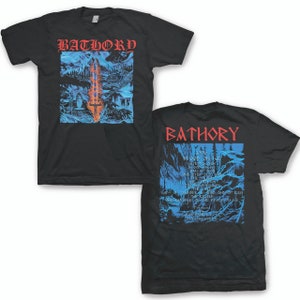 Op de afbeelding: Zwart T-shirt met een blauwe en oranje afbeelding van een zwaard en een bos scène op de voorkant. De achterkant van het shirt heeft een blauwe en witte afbeelding van een bos scène met de tekst "Bathory" en songteksten uit het nummer "Blood and Thunder".