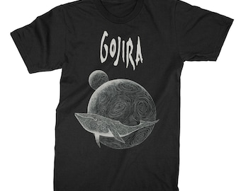 Op de afbeelding: Zwart T-shirt met een witte afbeelding van een walvis die rond een planeet zwemt met het woord "GOJIRA" erboven.