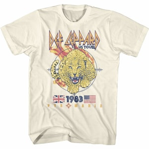 Könnte beinhalten: Ein weißes T-Shirt mit einer Vintage-Grafik eines Leoparden in einem Feuerkreis. Der Text "Def Leppard US Tour 1983 Pyromania" ist unter dem Bild gedruckt.