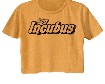 Camiseta corta para mujer Incubus Enjoy con el logotipo de Inubus en dorado antiguo para festivales Cali