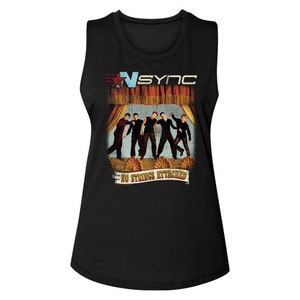 Op de afbeelding: Zwart tanktop zonder mouwen met een afbeelding van de boyband *NSYNC op het podium met de tekst "No Strings Attached".