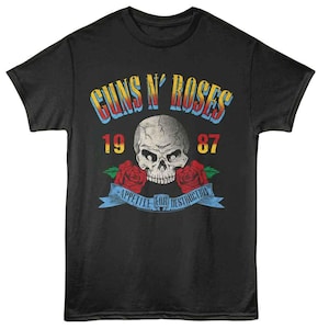 Może przedstawiać: Czarny t-shirt z grafiką w stylu vintage. Przedstawia czaszkę, napis "GUNS N' ROSES", rok "1987" oraz frazę "APPETITE FOR DESTRUCTION". Projekt zawiera czerwone róże i niebieski baner, wszystko w stylu retro.