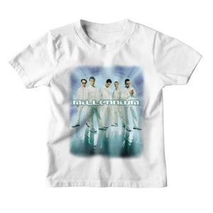 Op de afbeelding: Wit T-shirt met een afbeelding van een boyband, met het woord "Millennium" in een blauw en wit lettertype.