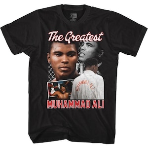 Könnte beinhalten: Schwarzes T-Shirt mit einer Collage von Bildern von Muhammad Ali. Der Text "The Greatest" und "Muhammad Ali" ist in Rot auf dem Shirt gedruckt.