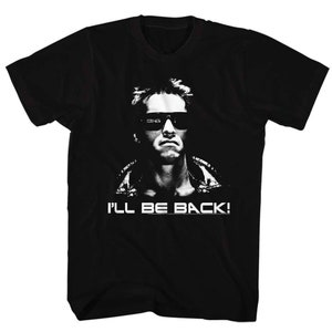 以下が含まれることがあります： サングラスをかけた男性の白黒グラフィックがプリントされた黒いTシャツ。テキスト「I'll be back！」が画像の下にあります。Tシャツは柔らかい素材でできており、クルーネックです。