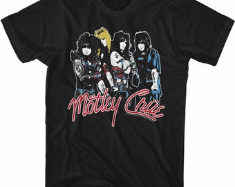 Puede incluir: Camiseta negra con un gráfico de la banda Mötley Crüe. La imagen muestra a cuatro miembros de la banda en un estilo vintage, con el nombre de la banda en escritura roja y blanca en la parte inferior. La camiseta está hecha de un material suave.