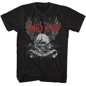 Puede incluir: Camiseta negra con un gr&aacute;fico de calavera blanca y alas. El texto "Skid Row" est&aacute; en letras rojas sobre la calavera y "youth gone wild" est&aacute; escrito en una pancarta debajo de la calavera.