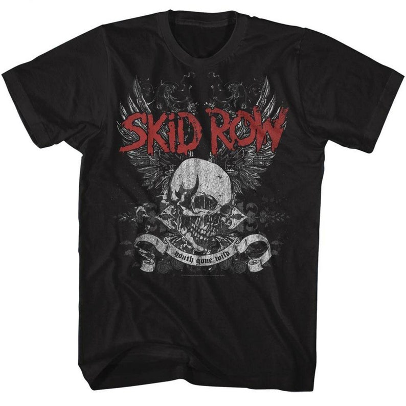 Puede incluir: Camiseta negra con un gr&aacute;fico de calavera blanca y alas. El texto "Skid Row" est&aacute; en letras rojas sobre la calavera y "youth gone wild" est&aacute; escrito en una pancarta debajo de la calavera.