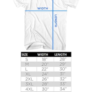 Puede incluir: Una tabla de tallas para camisetas de manga corta para adultos. La tabla muestra las medidas de ancho y largo en pulgadas para las tallas S a 6XL.