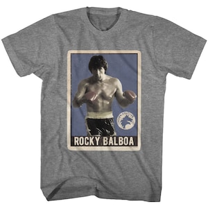 Camiseta de grafito jaspeado con cartas coleccionables de Rocky Rocky