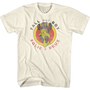 Puede incluir: Una camiseta blanca con un logotipo de estilo vintage que presenta dos osos en un círculo. El logotipo dice "Fall Out Boy" y "Folie à Deux".
