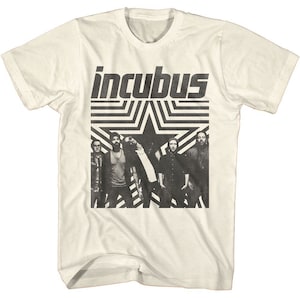 Op de afbeelding: Een wit T-shirt met een zwart-witte afbeelding van de band Incubus. De afbeelding bevat een grote ster met de naam van de band erboven en een foto van de bandleden eronder.