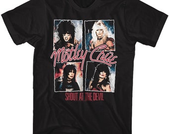 Puede incluir: Camiseta negra con un gráfico rojo y blanco de la banda Motley Crue. El gráfico presenta a cuatro miembros de la banda y el texto "Shout at the Devil".