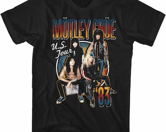 Puede incluir: Camiseta negra con un gráfico de estilo vintage de la banda Motley Crue. El gráfico presenta a los miembros de la banda en un círculo con el texto "Motley Crue" encima y "U.S. Tour '83" debajo.