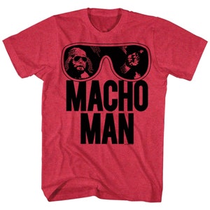 Pode incluir: Camiseta vermelha com uma imagem em preto e branco de óculos de sol e o texto "Macho Man".