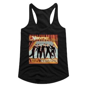 Op de afbeelding: Zwart tanktop met een afbeelding van de boyband *NSYNC op het podium met de albumtitel "No Strings Attached" eronder.