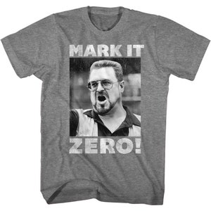 Może przedstawiać: Szary T-shirt z czarno-białym obrazkiem mężczyzny z brodą i okularami. Na koszulce nadrukowany jest tekst "MARK IT ZERO!"