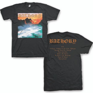 Op de afbeelding: Zwart T-shirt met een print van een bergketen en de tekst "BATHORY" in oranje. De achterkant van het shirt heeft de tekst "BATHORY" in oranje en de albumtitel "1341" en de tracklist: "Prologue - Twilight of the Gods - Epilogue", "Through Flood By Thunder", "Flood And Iron", "Under The Runes", "To Enter Your Mountain", "Blood Of Blood", "Hasserheart".