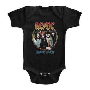 Op de afbeelding: Zwarte baby romper met een kleurrijke afbeelding van de band AC/DC. De afbeelding toont de bandleden in een cirkel met de bandnaam en de woorden "Highway to Hell" eronder.