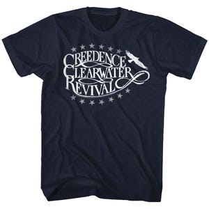 Könnte beinhalten: Marineblaues T-Shirt mit dem weißen Schriftzug "Creedence Clearwater Revival", der sich über dem Wort "Revival" wölbt. Eine weiße Adlergrafik befindet sich rechts vom Text, mit einem Sternmuster über und unter dem Text.
