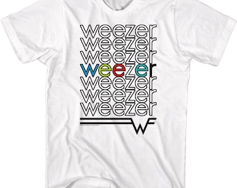 Puede incluir: Camiseta blanca con un gráfico en blanco y negro de la palabra "Weezer" repetida varias veces. El gráfico también incluye un logotipo "W" estilizado.