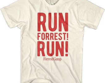 Puede incluir: Una camiseta blanca con un gráfico rojo que dice "RUN FORREST! RUN!" y "Forrest Gump" en texto más pequeño debajo.