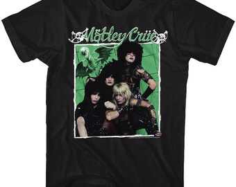 Puede incluir: Camiseta negra con un gráfico verde y blanco de la banda Motley Crue. El gráfico presenta a los miembros de la banda y una criatura alada.