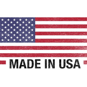 Puede incluir: Una bandera estadounidense roja, blanca y azul con un aspecto desgastado y vintage. El texto "MADE IN USA" est&aacute; impreso debajo de la bandera.