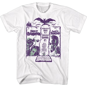 Pode incluir: Camiseta branca com um design de pôster de filme vintage com três filmes de terror: "A Maldição de Frankenstein", "Frankenstein Derrama... Drácula Bebe!" e "O Terror de Drácula". O pôster é roxo e verde com um morcego no topo.