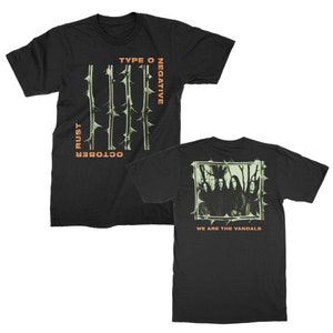 Może przedstawiać: Czarny T-shirt z grafiką kolców i tekstem "Type O Negative" oraz "October Rust" z przodu. Z tyłu T-shirt przedstawia zdjęcie zespołu z tekstem "We Are The Vandals".