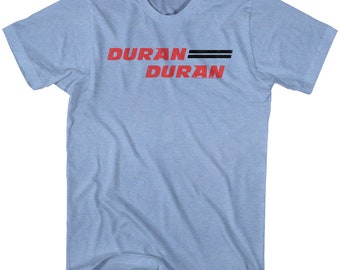 Puede incluir: Una camiseta azul claro con el nombre de la banda "Duran Duran" impreso en letras rojas y negras.