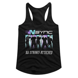 Op de afbeelding: Zwart tanktop met een afbeelding van de band *NSYNC met de tekst "No Strings Attached".