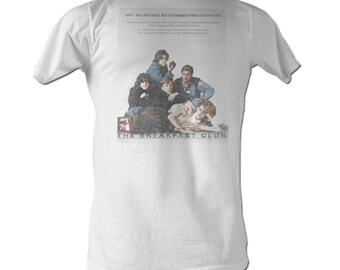 Könnte beinhalten: Weißes T-Shirt mit einem Vintage-Druck der Besetzung des Films The Breakfast Club. Der Text "They met once, but it changed their lives forever" ist über dem Bild gedruckt. Der Text "The Breakfast Club" ist unter dem Bild gedruckt.