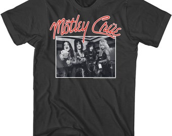 Puede incluir: Camiseta negra con una imagen en blanco y negro de la banda Mötley Crüe. El nombre de la banda está impreso en rojo sobre la imagen. La imagen muestra a los miembros de la banda.