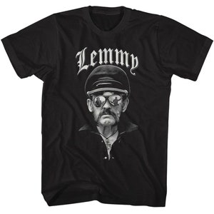 Könnte beinhalten: Schwarzes T-Shirt mit einem weißen Grafikdruck von Lemmy Kilmister, dem Leadsänger von Motörhead, mit Sonnenbrille und Hut. Der Text "Lemmy" befindet sich über dem Bild.