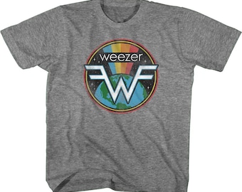 Puede incluir: Una camiseta gris jaspeada con un logotipo de estilo vintage que presenta una "W" estilizada con un arcoíris y la palabra "weezer" en un círculo.
