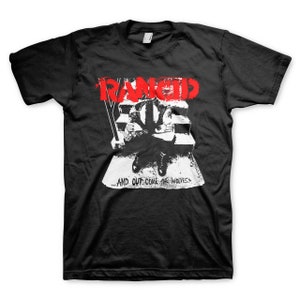 Puede incluir: Camiseta negra con la palabra "RANCID" en rojo, sobre una ilustración en blanco y negro de una persona sentada en un trono. El texto "...AND OUT COME THE WOLVES" está debajo. Una camiseta de banda clásica.