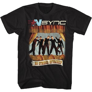 Op de afbeelding: Zwart T-shirt met een afbeelding van de band *NSYNC op een podium met de tekst "No Strings Attached".