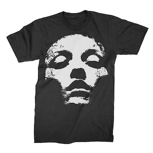 Könnte beinhalten: Schwarzes T-Shirt mit einem weißen Grafikdruck eines Gesichts mit geschlossenen Augen.