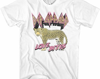 Pode incluir: Camiseta branca com um gráfico rosa e preto de um leopardo e o texto "Def Leppard Love Bites".