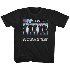 Op de afbeelding: Zwart T-shirt met een afbeelding van de band *NSYNC in vintage stijl. De tekst "NO STRINGS ATTACHED" is onder de bandleden gedrukt.